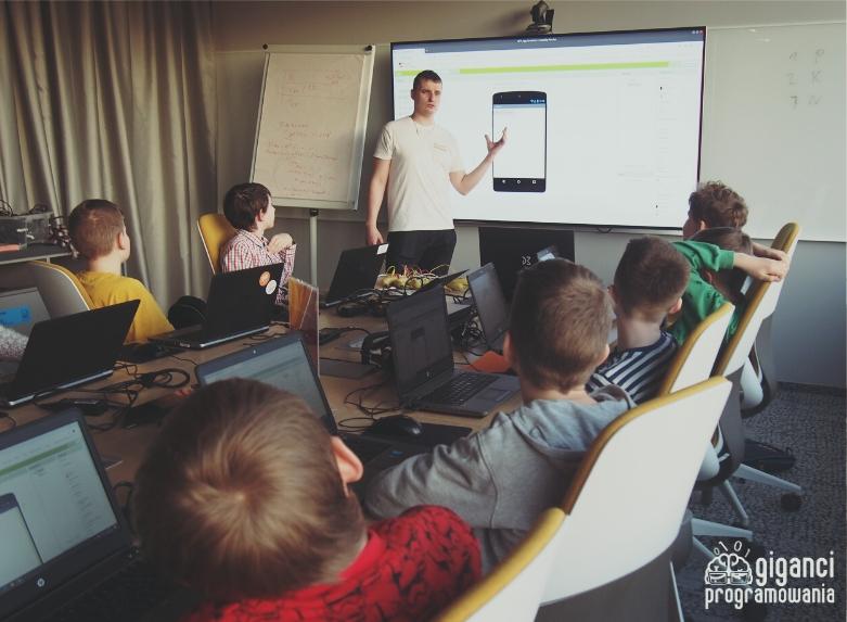Jak wyglądają zajęcia z programowania dla dzieci? Kulisy warsztatów Koduj z Gigantami w Jaworznie