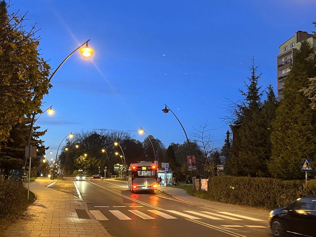 Mężczyzna położył się na jezdni