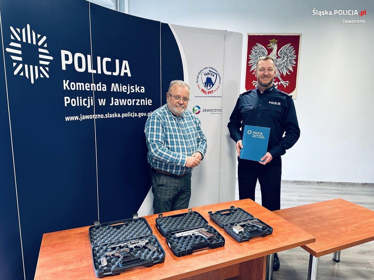 Policjanci z Jaworzna przekazali historyczną broń do Muzeum