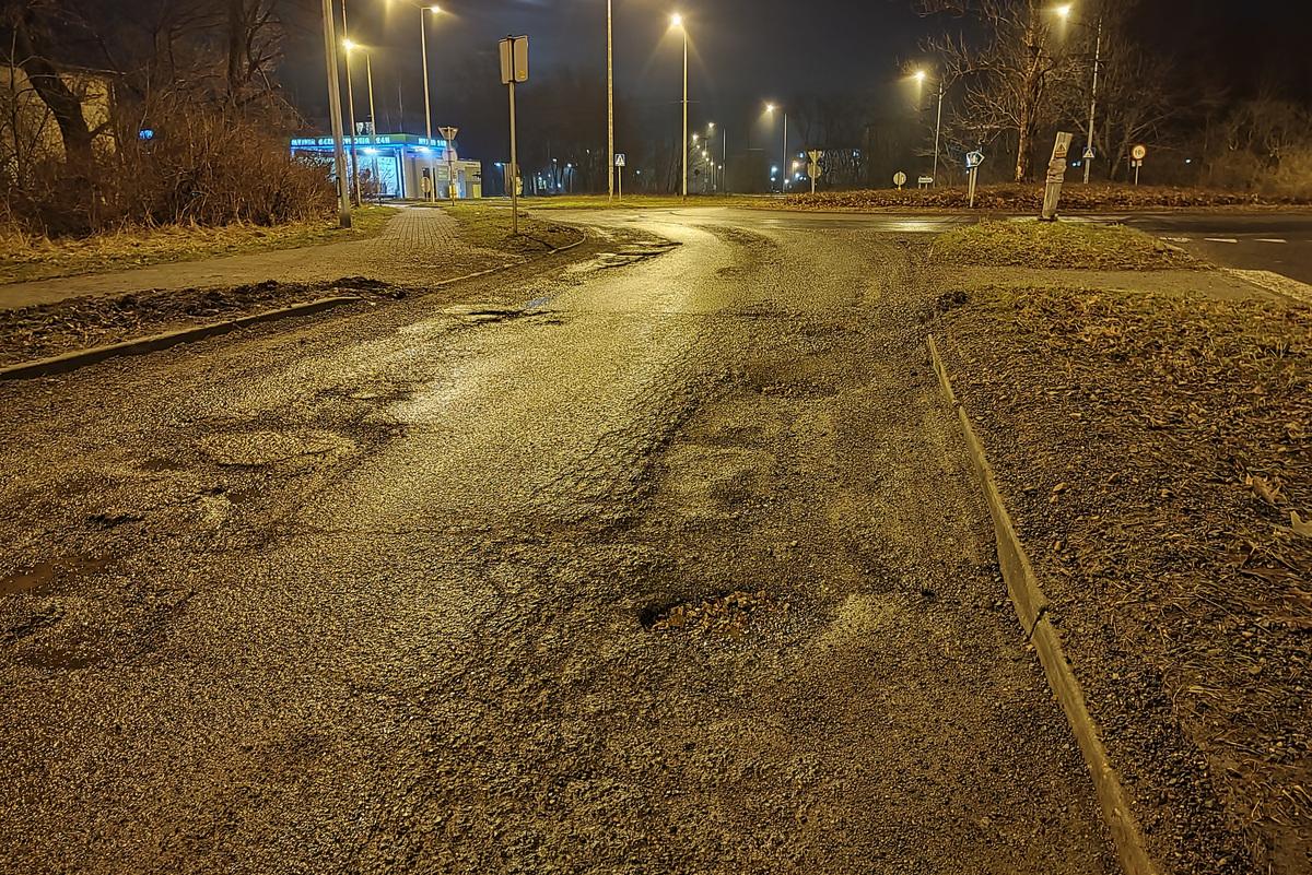 Dziur na drogach ciąg dalszy - ronda na osiedlu Azot w Jaworznie