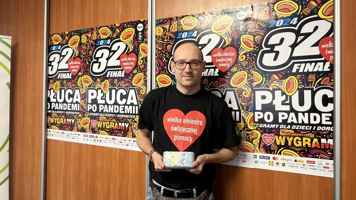 Brykiet ze zmielonych 50 złotówek na aukcję WOŚP