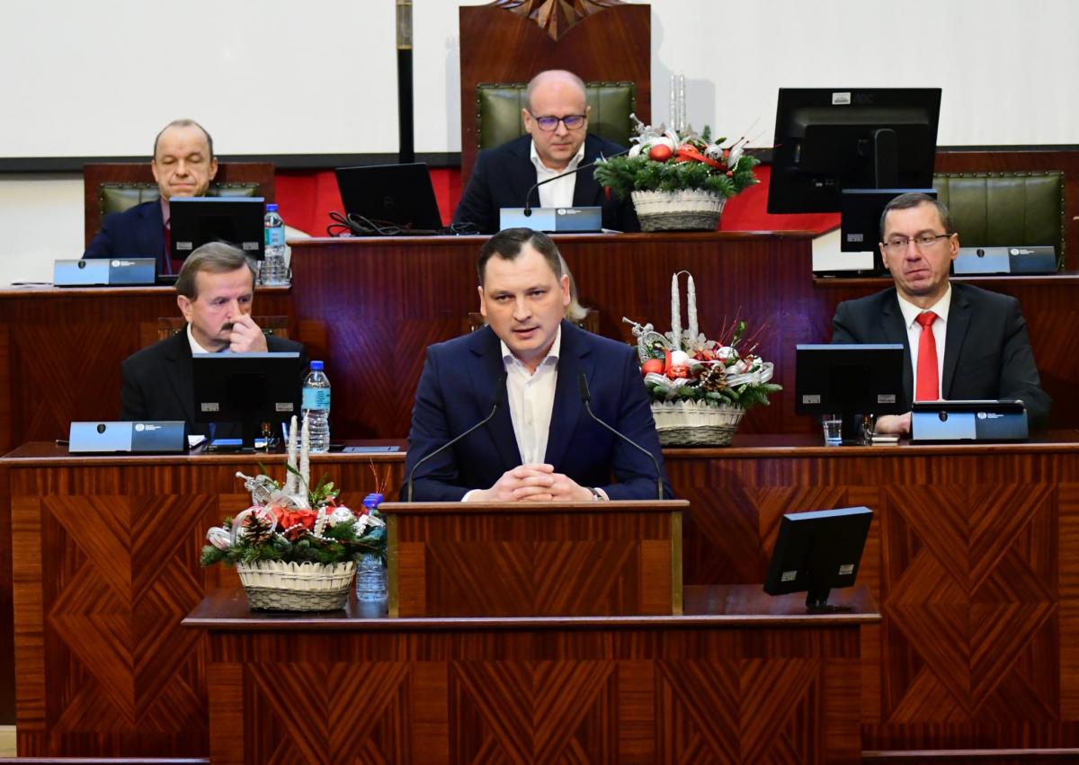 Województwo przekaże po 10 tys. zł dla osieroconych dzieci górników z ZG Sobieski