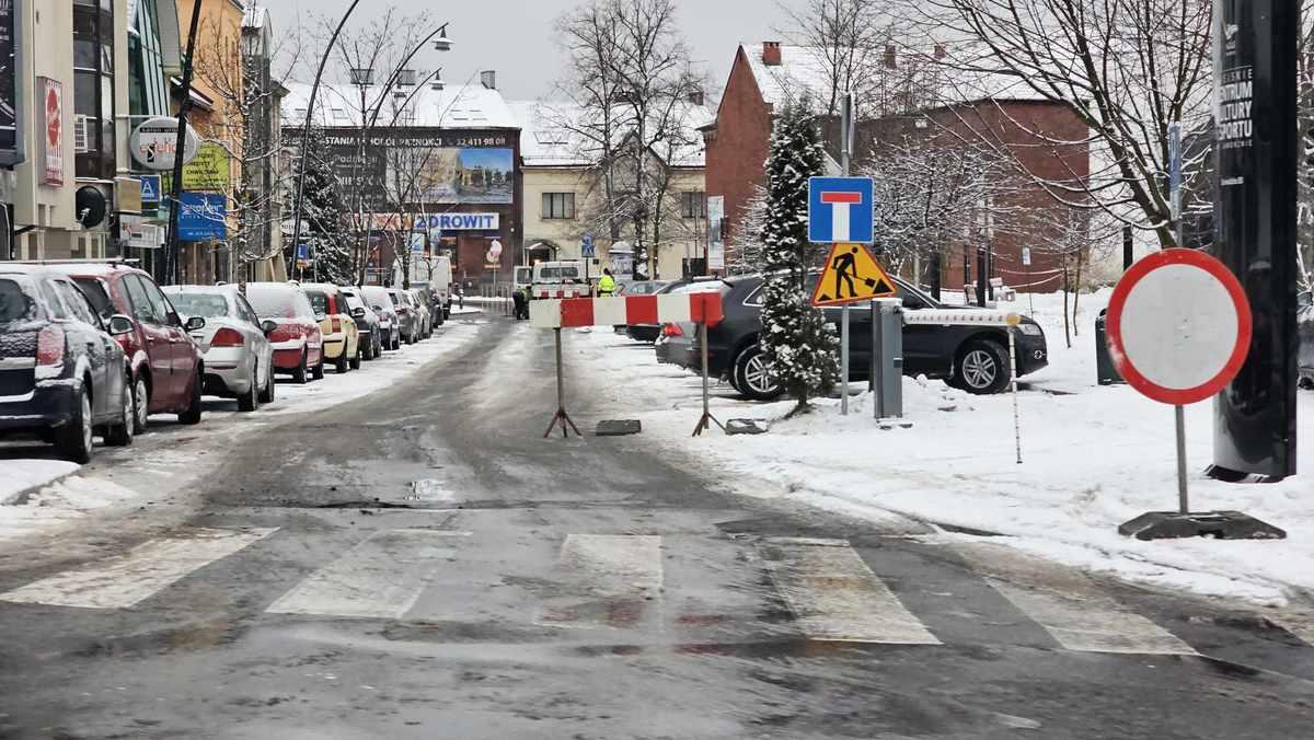 Ulica Farna zablokowana - informacji miejskich brak!