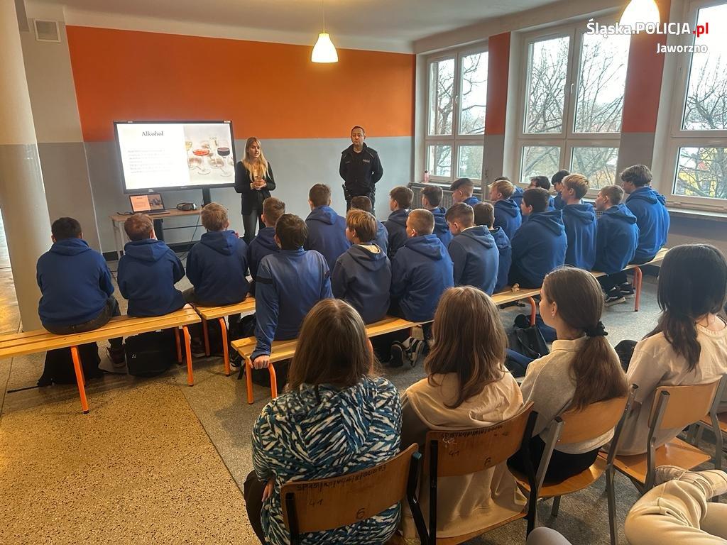 Policjanci uświadamiali młodzież na temat uzależnień