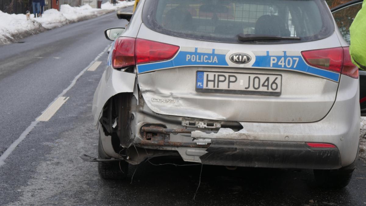 Nietypowy wypadek: Kierowca zasnął za kierownicą i uderzył w policyjny radiowóz