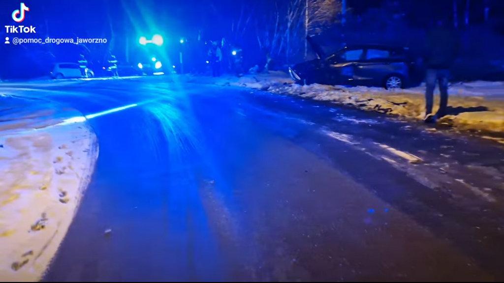 Blisko tragedii na niebezpiecznym zakręcie w Dębie 
