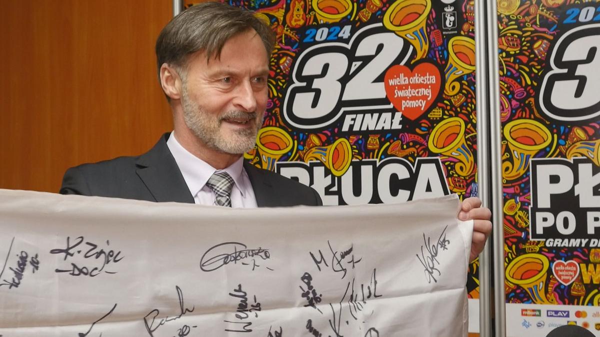 Krzysztof Lehnort przekazał flagę Polski z autografami siatkarek na aukcję WOŚP