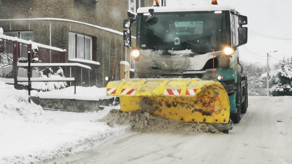 Trwa Akcja Zima. Gdzie zgłosić konieczność odśnieżenia?