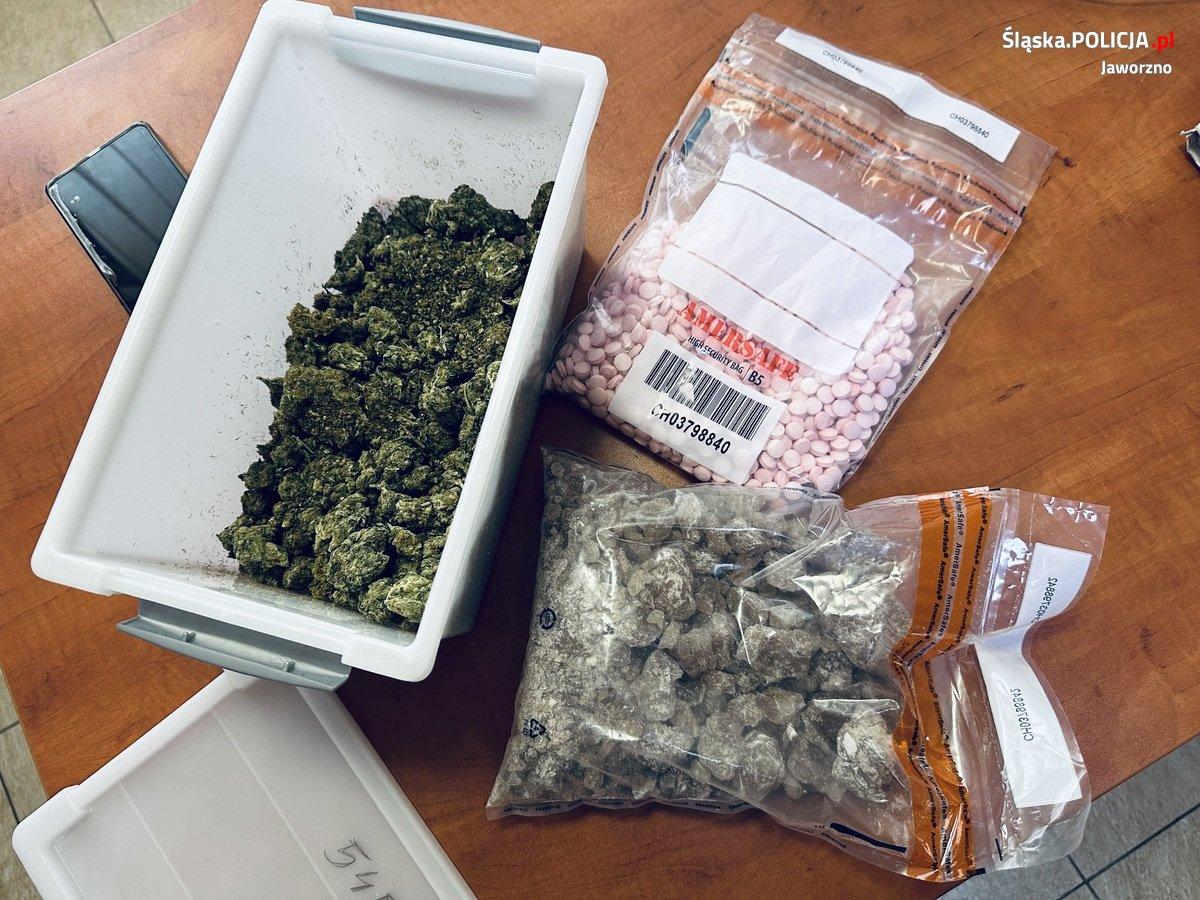 Kilogram narkotyków, tabletki ecstasy i plantację konopi znaleziono u mieszkańca Jaworzna