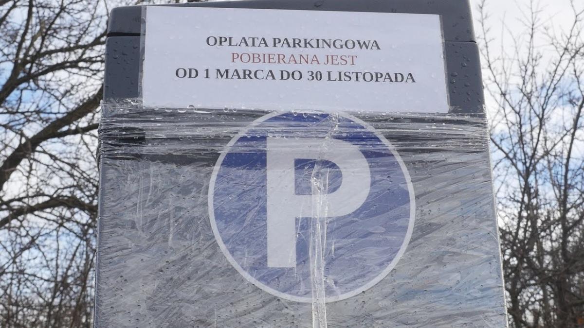 Parkometry na Geosferze zafoliowane. Parkowanie znów darmowe. Czy to cud wyborczy czy kolejna fuszerka?