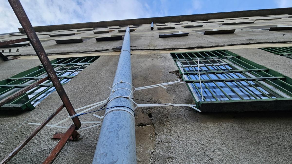 Jaworzno Szczakowa. Rynna na trytytkach niepokoi mieszkańców