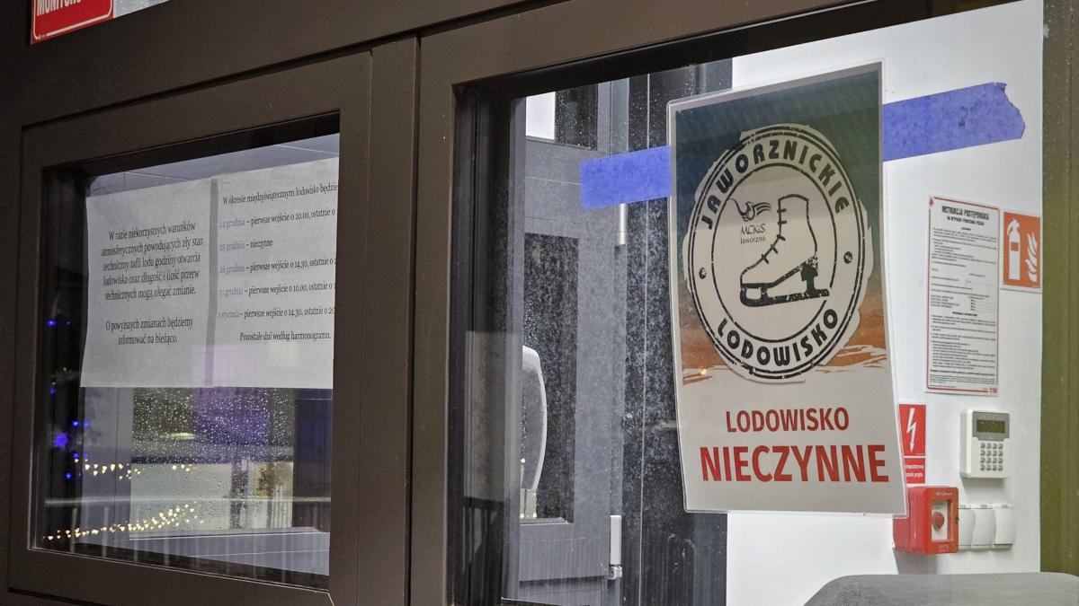 Lodowisko pozostaje zamknięte: Za ciepło na jazdę na lodzie 