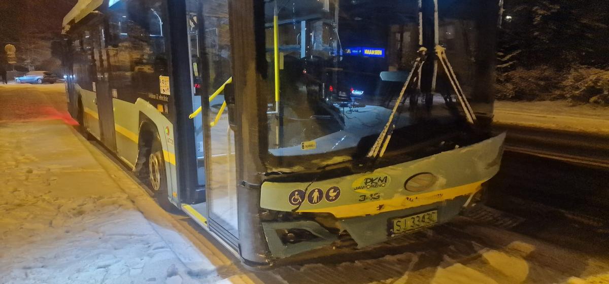 Kolizja autobusu z osobówką przy ul. Matejki