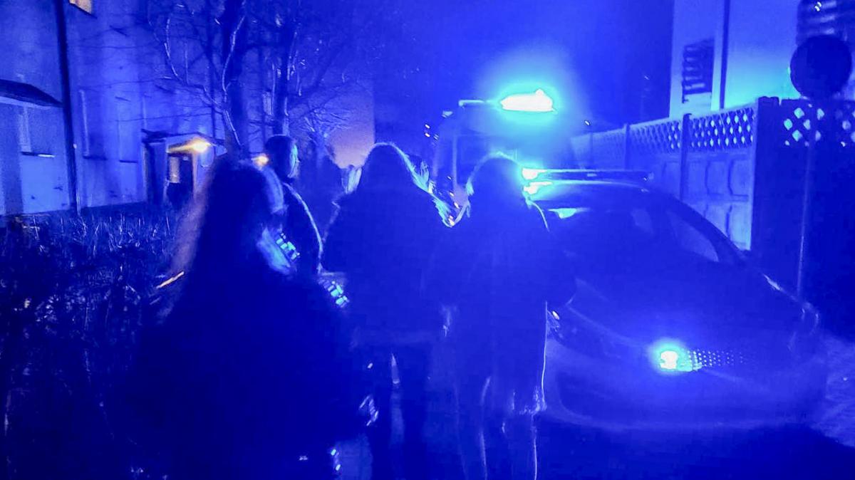 Policja zatrzymała chorego psychicznie mężczyznę, który wyzywał dzieci i rzucał w nie kamieniami