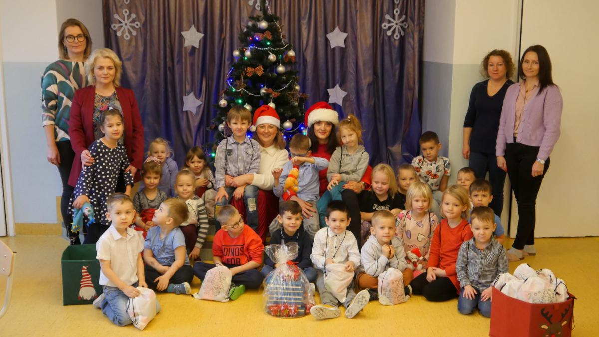 Pomocniczki Mikołaja wręczyły prezenty dzieciom z Przedszkola Miejskiego nr 14 na Osiedlu Stałym