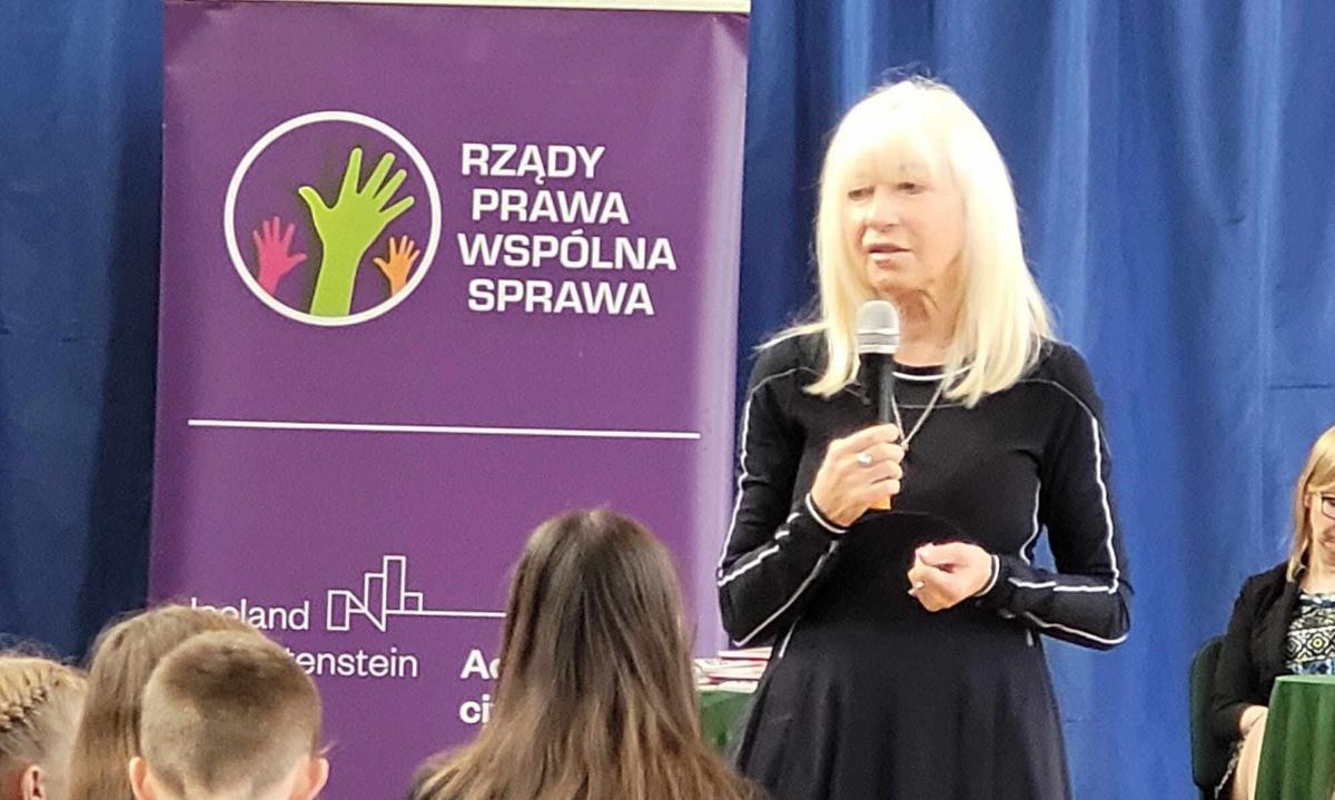 Sędzia Anna Maria Wesołowska na spotkaniu w szkole podstawowej