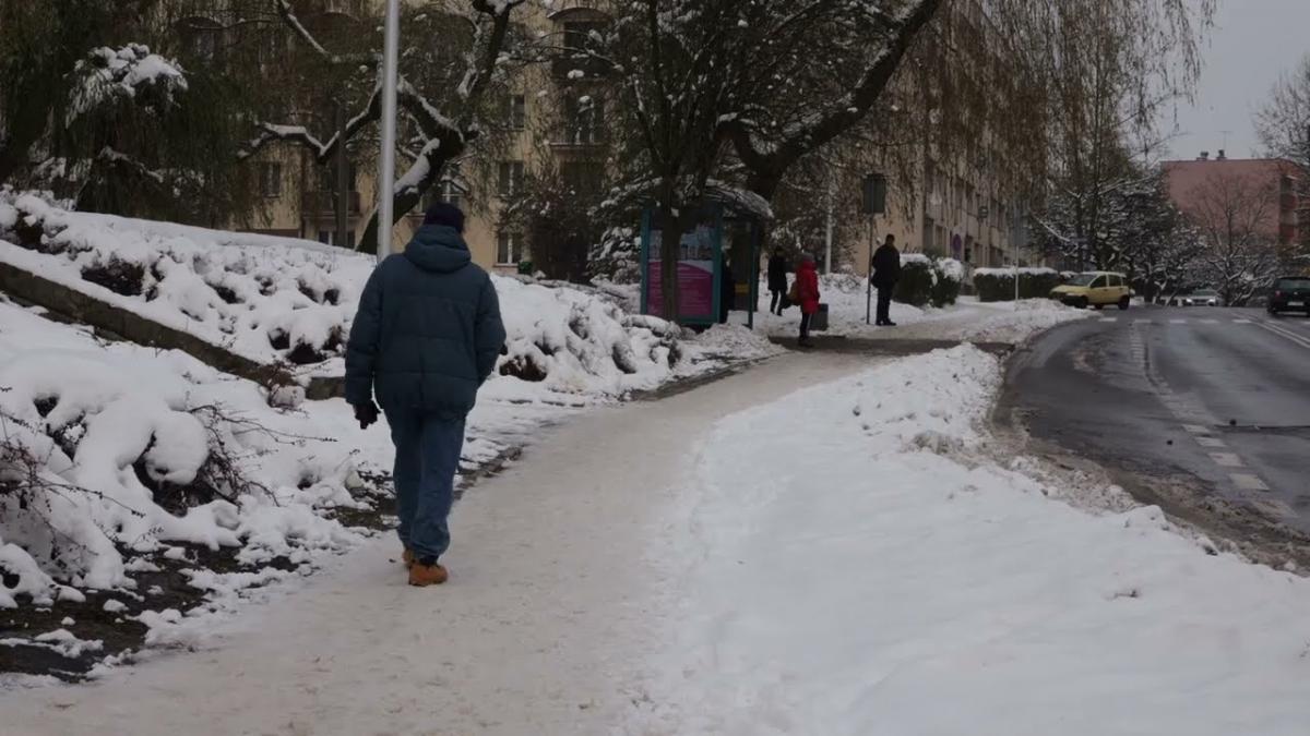 Nieodśnieżony chodnik na ul. Matejki