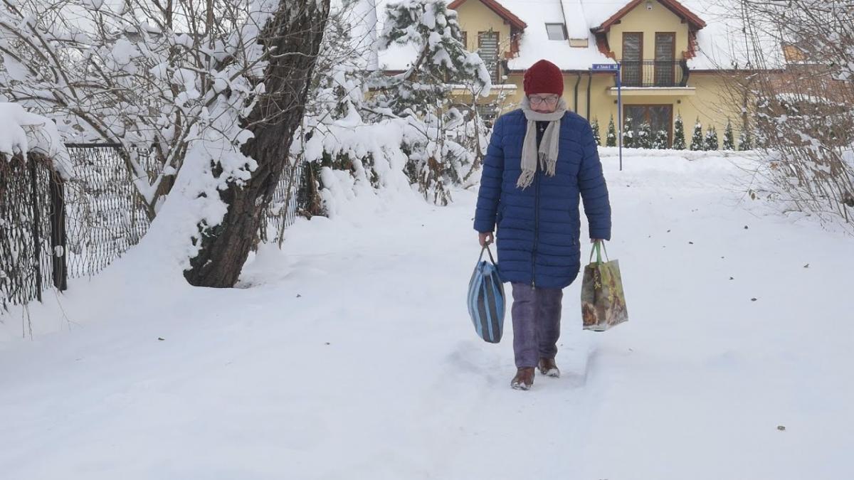Śnieg, który zalega na ulicy, utrudnia Pani Rozalii wyjście z domu
