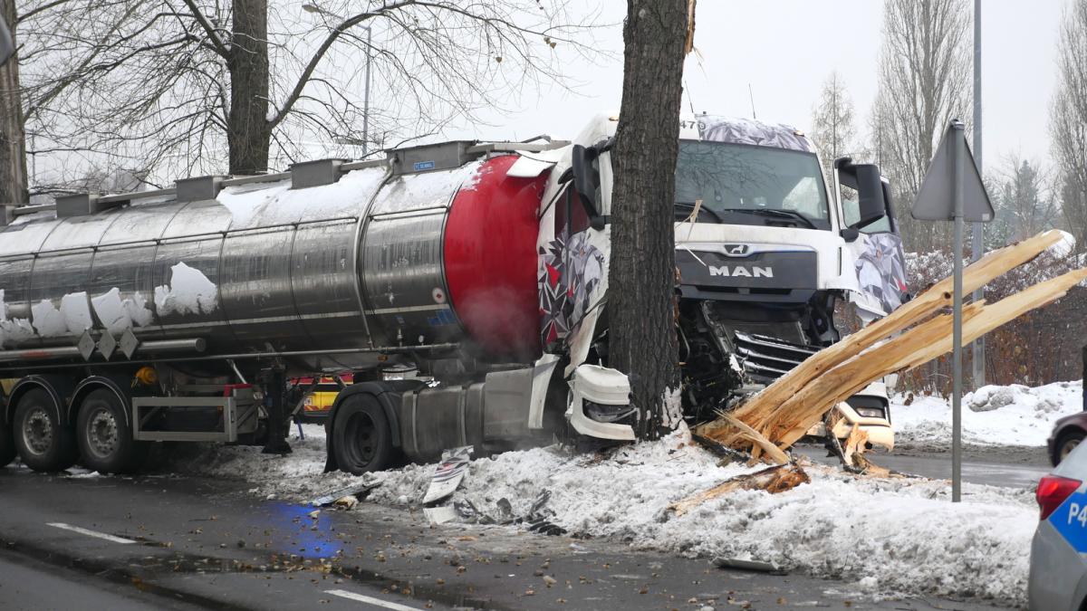 Wypadek na ulicy Młynarskiej: Tir uderzył w drzewo