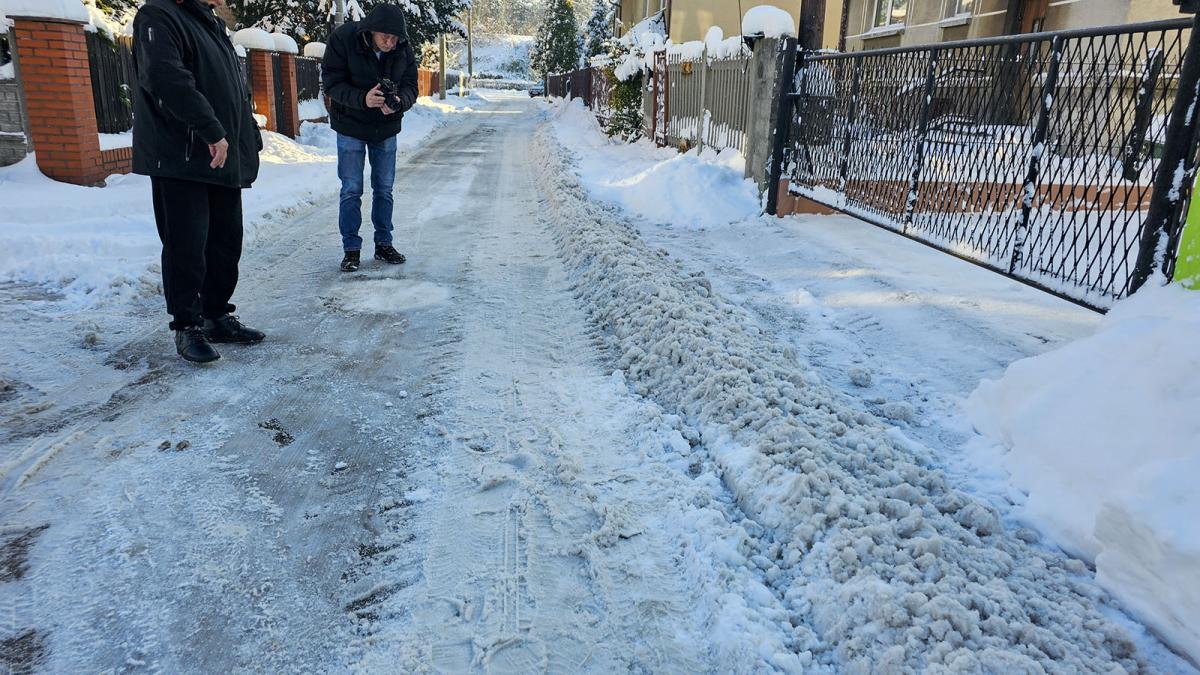 76-latek odśnieżył swój podjazd, a pług śnieżny go zasypał