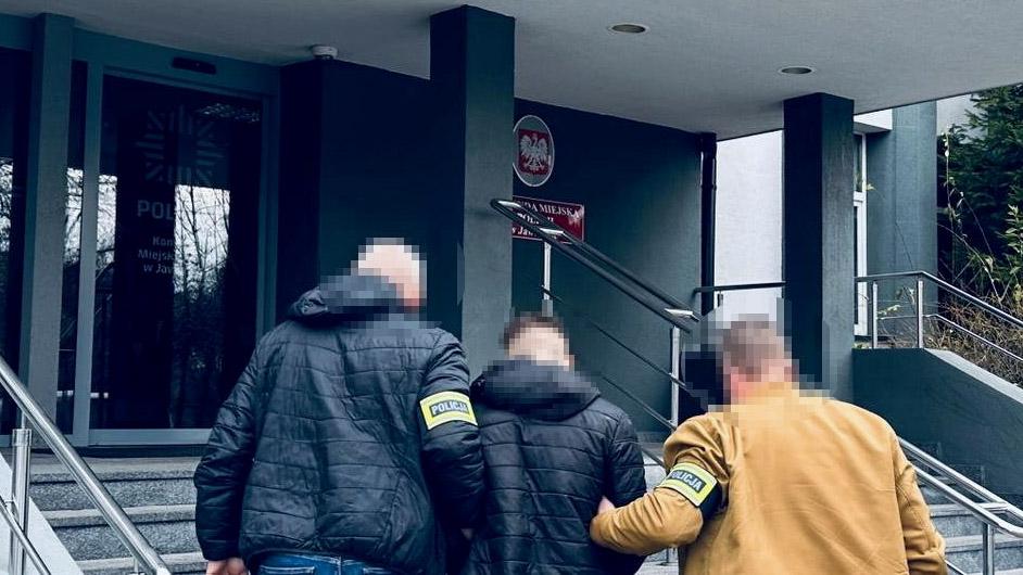 Pobili pasażera autobusu za to, że ten zwrócił im uwagę. Kopali i skakali mu po głowie