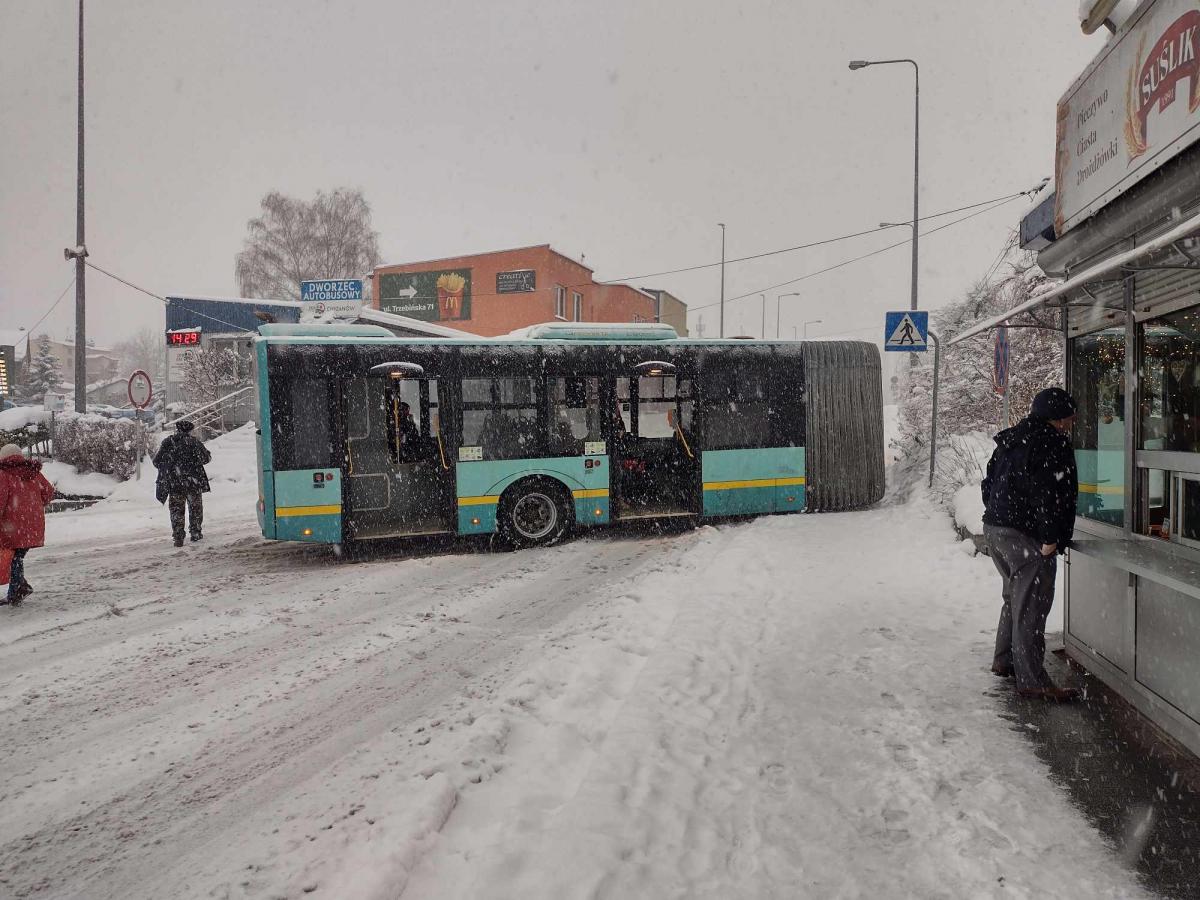 Autobus wypadł z drogi, pasażerowie pozostawieni sami sobie - list czytelnika