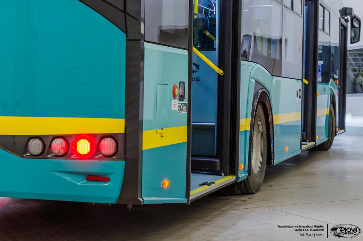 Spadła z siedzenia w autobusie i uderzyła głową w metalową rurkę
