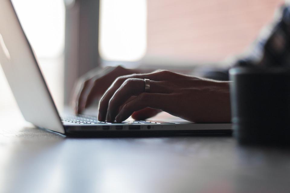 W jaki sposób opinie online kształtują trendy zakupowe w sklepach internetowych?
