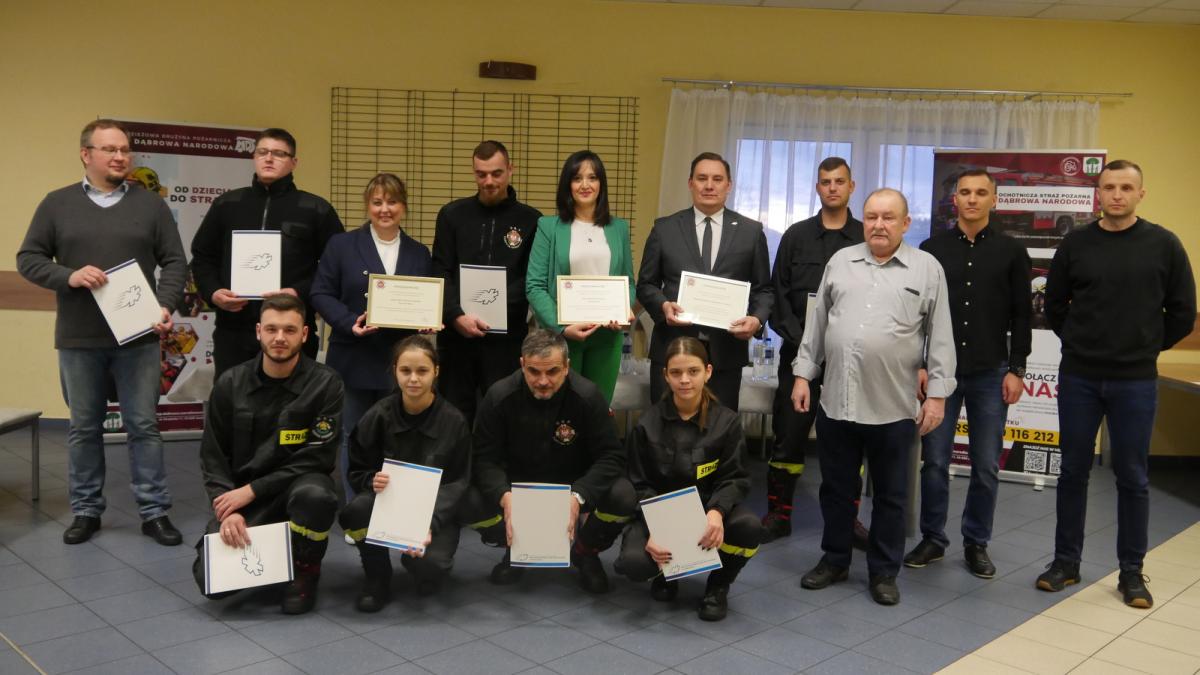 Strażacy z OSP Dąbrowa Narodowa otrzymali certyfikaty ukończenia Kursu kwalifikowanej pierwszej pomocy