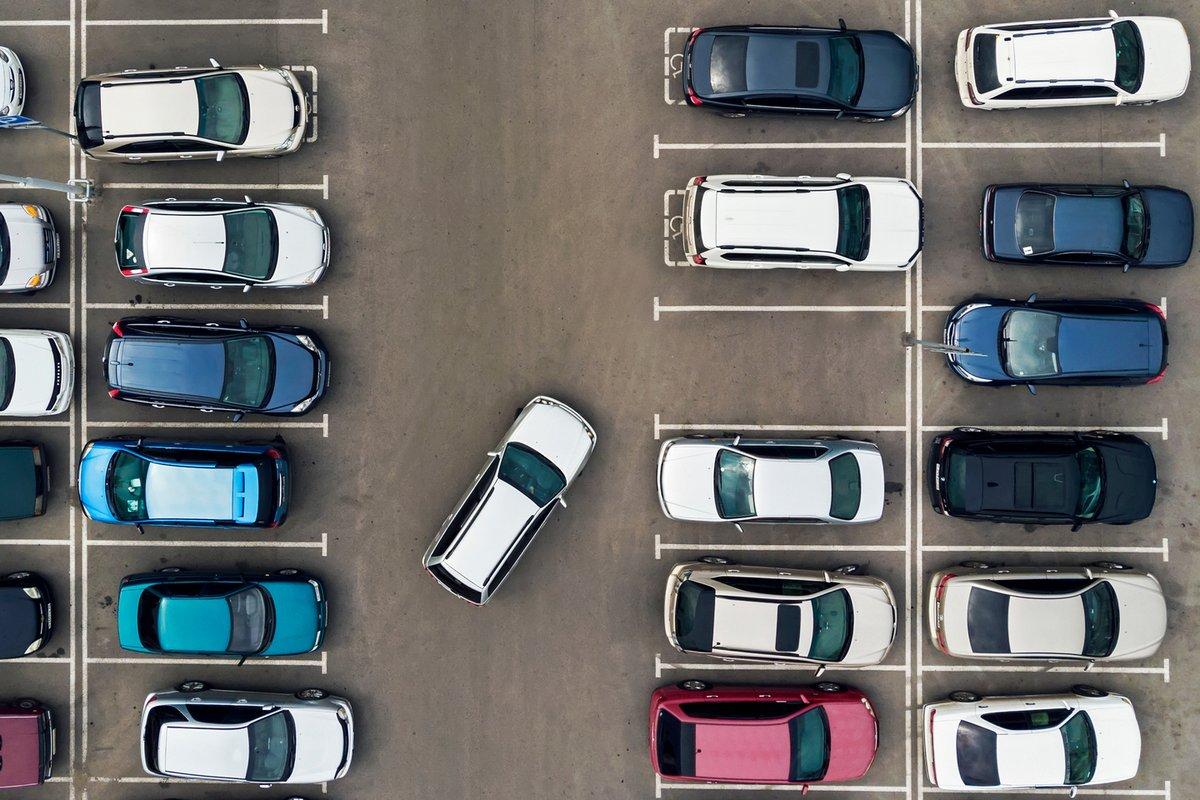 Ruch drogowy na parkingu - jak się poruszać