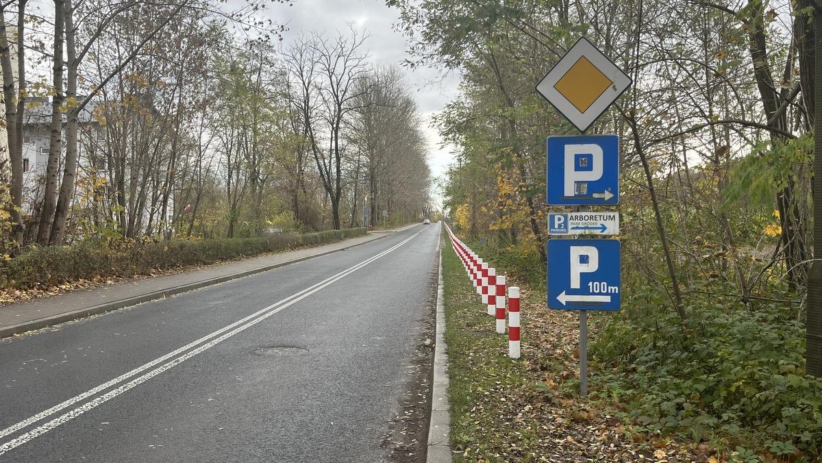 Słupki przy parkingu koło Parku Gródek