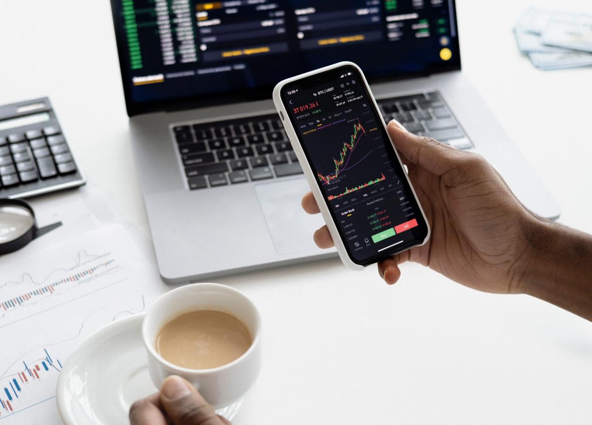 Handel kontraktami CFD na akcje największych firm technologicznych - Apple, Amazon, Google