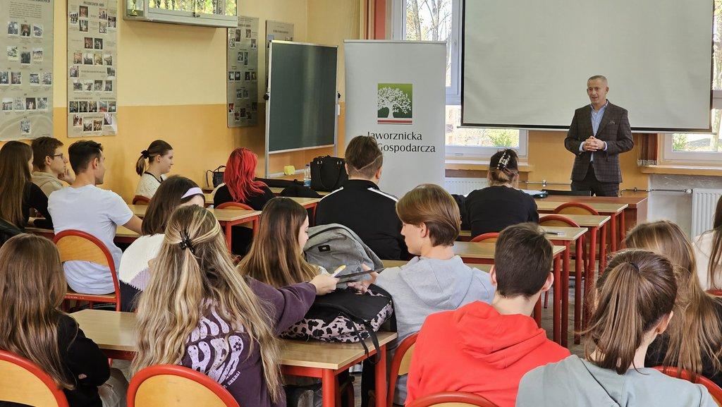 Pierwsze kroki w biznesie. Szkolenie Jaworznickiej Izby Gospodarczej dla uczniów w Jaworznie