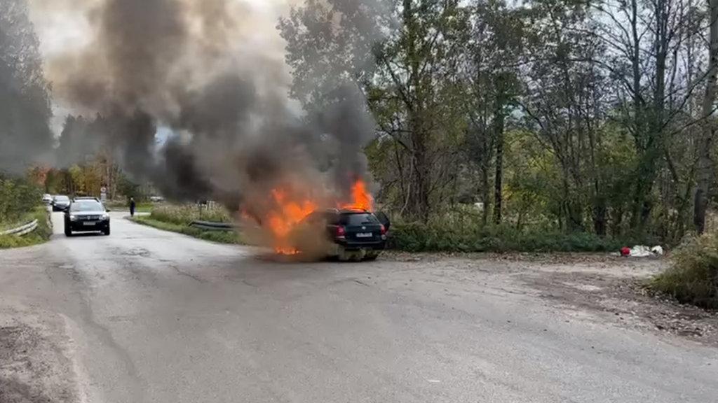Pożar samochodu na ul. Dąb. Pasażerom nic się nie stało!