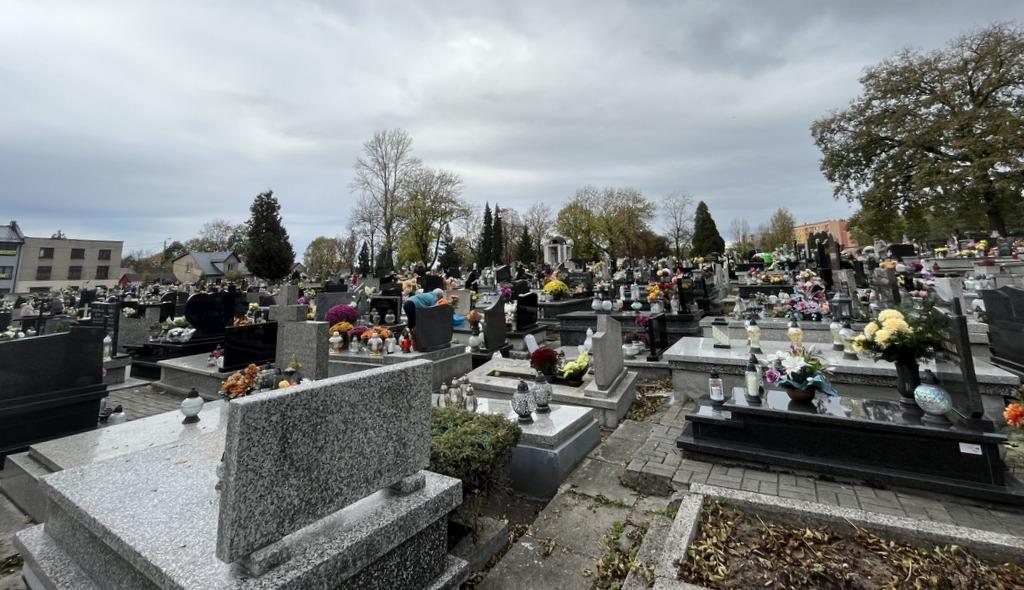 Wszystkich Świętych 2023. Ruch na drodze, bezpłatna komunikacja oraz nasze bezpieczeństwo