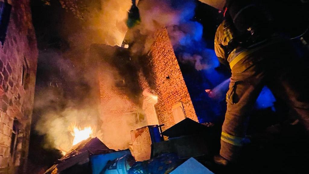 Pożar budynku na ul. Owocowej w Jaworznie. Znajdowały się w nim śmieci