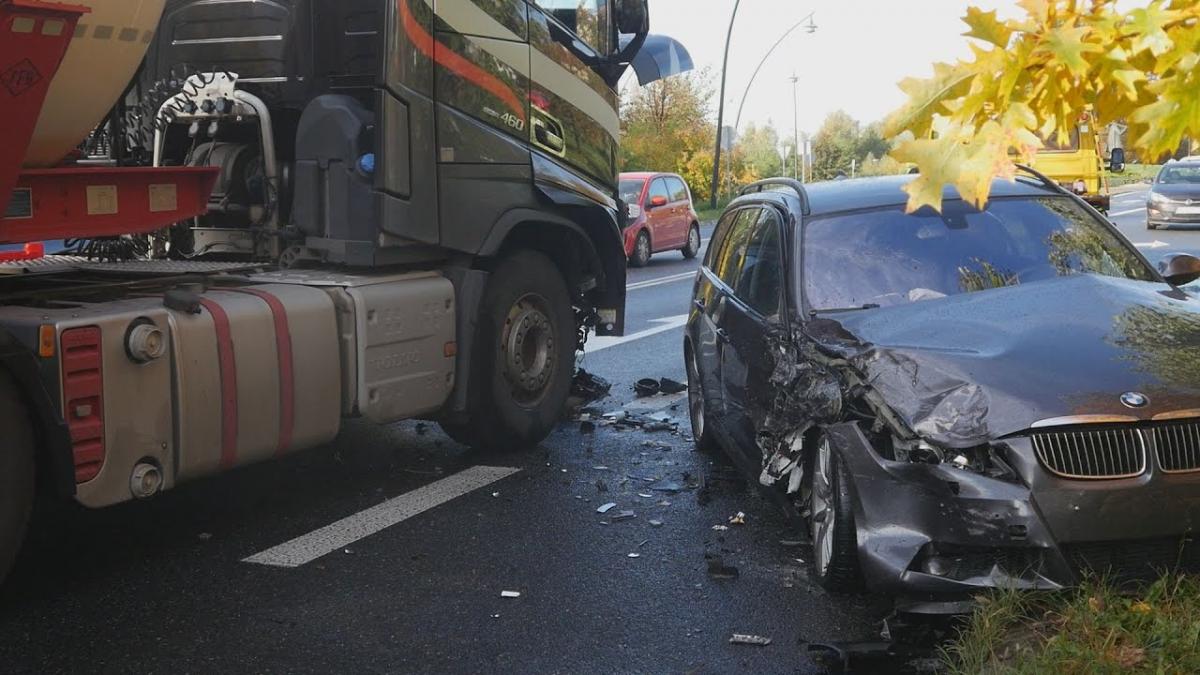 Kolizja osobówki z ciężarówką na obwodnicy Jaworzna
