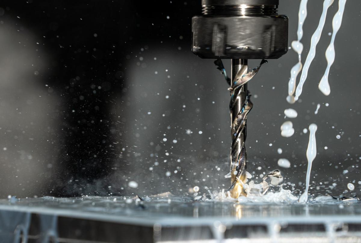 Jak produkować własne wyroby? Zalety obróbki CNC
