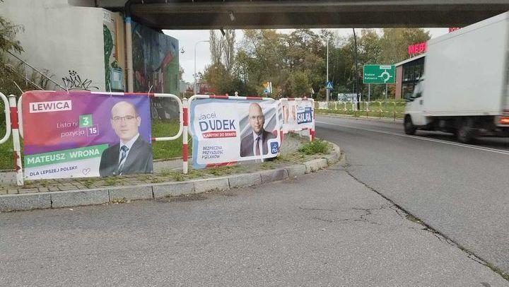 Wyborcze banery i plakaty znikają powoli z przestrzeni publicznej