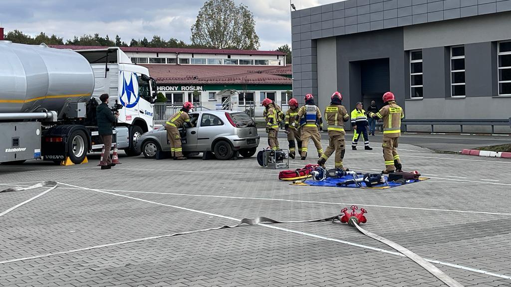 Wypadek osobówki z cysterną! To tylko ćwiczenia jaworznickich strażaków