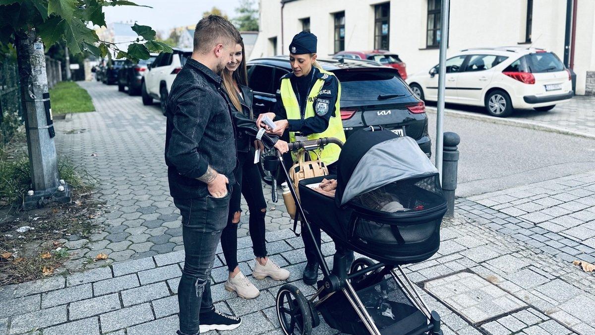 Jaworzniccy policjanci znowu wlepiają mieszkańcom... odblaski