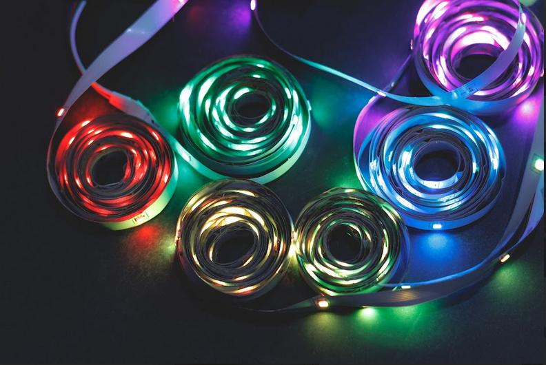 Węże świetlne LED w dekoracji ogrodu - sprawdź trendy na jesień