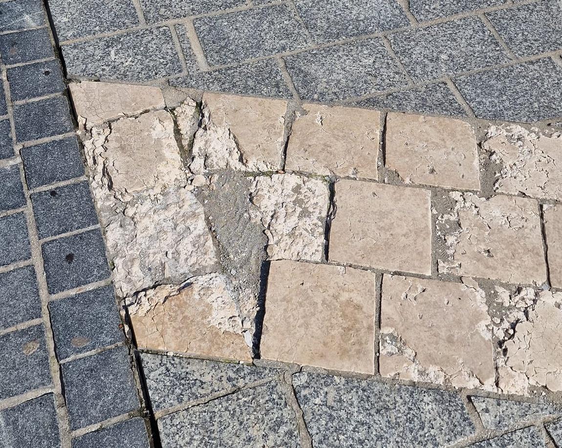 Radna interpeluje o wymianę zniszczonej kostki na rynku. Brak jasnej odpowiedzi MZDiM-u