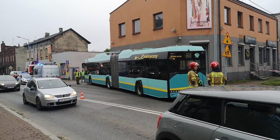 Autobus PKM Jaworzno potrącił 28-letnią kobietę oraz dwójkę jej dzieci w wieku 5 miesięcy i 2 lat