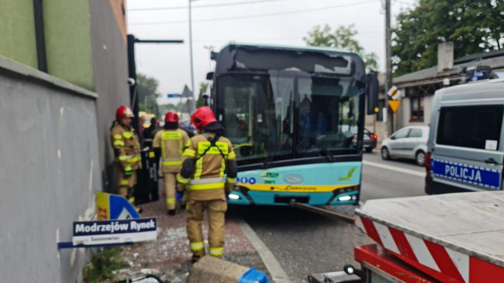 Autobus PKM Jaworzno wjechał w przystanek, poszkodowane dziecko