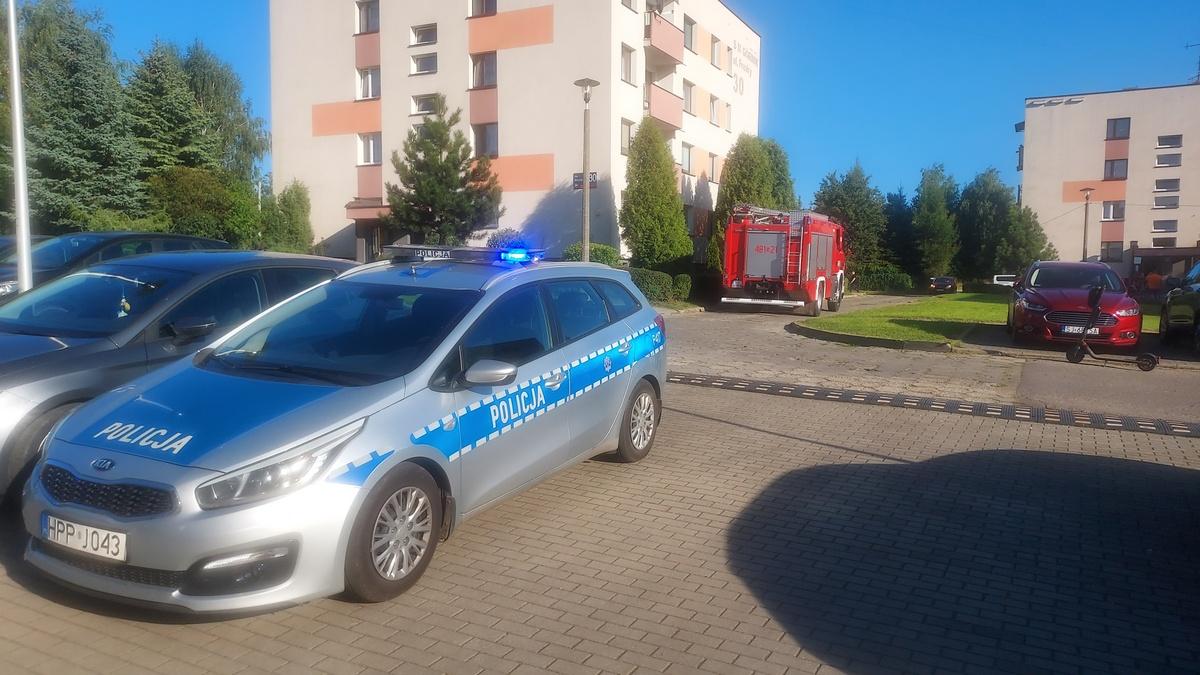 Zabarykadował się w mieszkaniu. Policja i straż pożarna wyważała drzwi