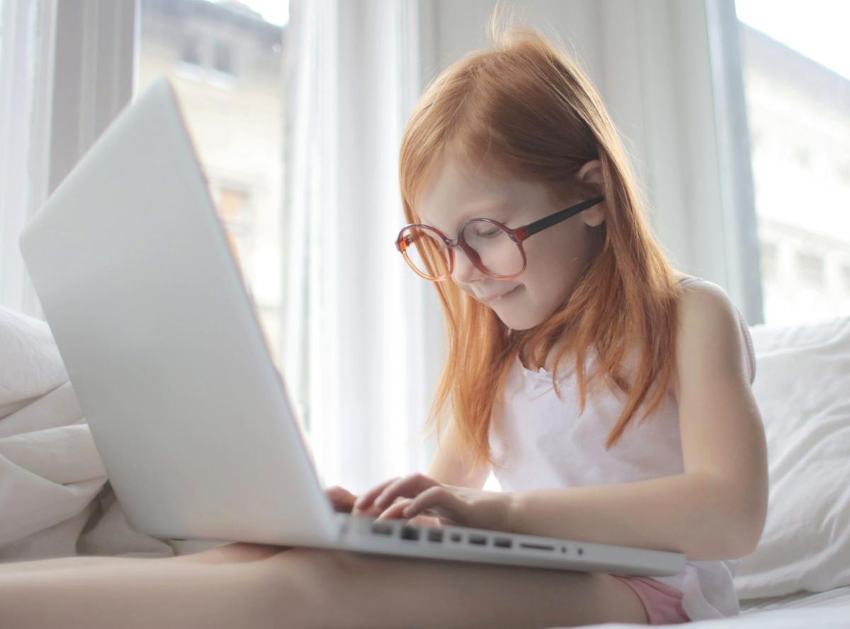 Policjanci radzą, jak skutecznie zapewnić bezpieczeństwo najmłodszym w internecie