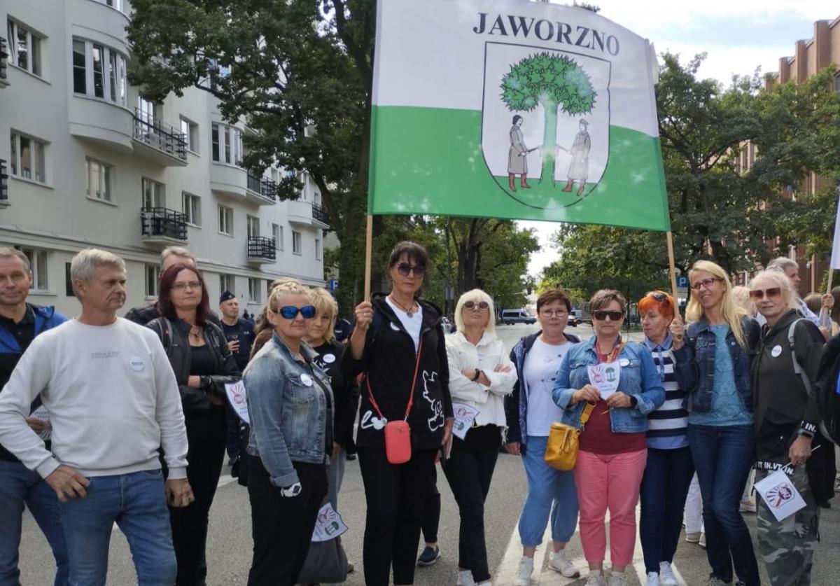 Nauczyciele z Jaworzna na pikiecie przed budynkiem ministerstwa edukacji