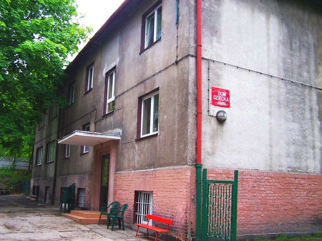 Desperacki krok matki. Oddała swoje dzieci do domu dziecka