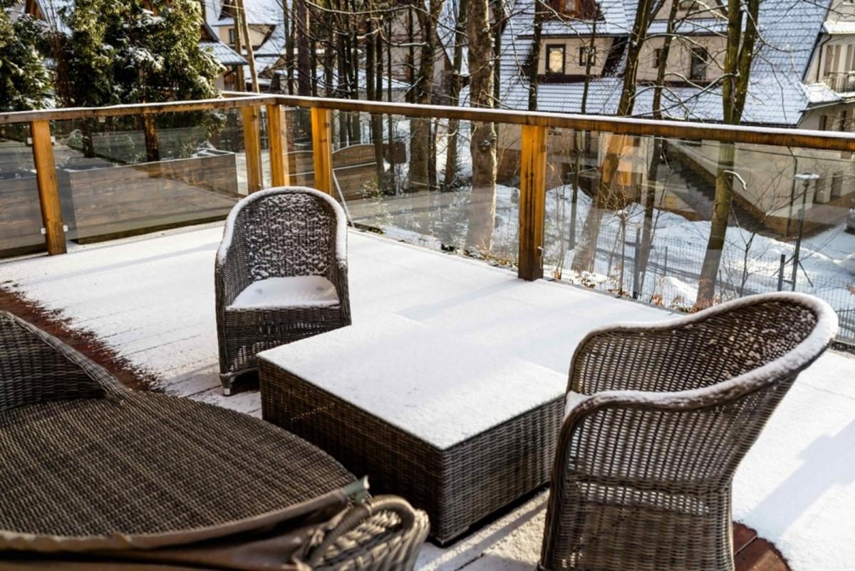 Jakie balustrady na taras i balkon? Praktyczne i estetyczne rozwiązania dla Twojej przestrzeni